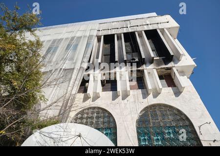 Détail d'un bâtiment brûlé et endommagé sur la place de la République. L'incendie est le résultat du soulèvement de janvier 2022, de l'émeute et des manifestations. À Almaty, Kazakhstan Banque D'Images
