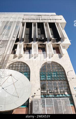 Détail d'un bâtiment brûlé et endommagé sur la place de la République. L'incendie est le résultat du soulèvement de janvier 2022, de l'émeute et des manifestations. À Almaty, Kazakhstan Banque D'Images