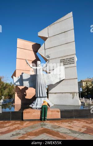 Vue de face avec une personne lavant, nettoyant. Sculpture à l'aube de la liberté près de l'indépendance, place de la République. À Almaty, Kazakhstan. Banque D'Images