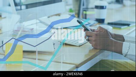 Image de l'interface numérique montrant des statistiques avec une femme utilisant un smartphone dans un bureau Banque D'Images