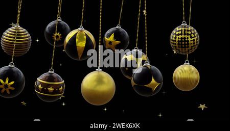 Boules de noël noires et dorées balançant avec des étoiles dorées sur fond noir Banque D'Images