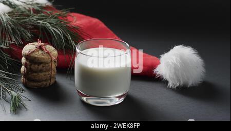 Un verre de lait et des biscuits mis en place pour le Père Noël, avec espace de copie Banque D'Images