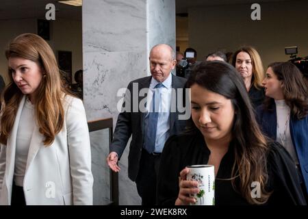 Washington, États-Unis. 25 janvier 2024. Dave Calhoun, PDG de Boeing, est suivi par des journalistes alors qu'il arrive au bureau du sénateur américain Tammy Duckworth (démocrate de l'Illinois) dans le Hart Senate Office Building à Washington, DC, USA, jeudi 25 janvier, 2024. photo acheter Rod Lamkey/CNP/ABACAPRESS.COM crédit : Abaca Press/Alamy Live News Banque D'Images