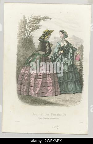 Journal des Demoiselles, 1854, n° 9, 22e année, 1854 deux femmes à une balustrade, dont une avec un album en main. Gauche : petit manteau d'épaule garni de volants. Jupe rose large avec fenêtre et motif zig-zag. Sur la tête un chapeau avec un bord large décoré avec ruban et arc. Droite : Robe verte avec un corps très connecté, devant une rangée de nœuds et décorée d'arcs. Jupe large bande avec motif de guirlandes et noeuds. Une écharpe assortie autour des épaules. Tirage du magazine de mode Journal des Demoiselles (1833 -1922). plaques de mode gravées en papier. manteau (+ vêtements pour femmes). Banque D'Images