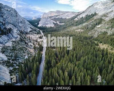 Un magnifique paysage montagneux avec une route pittoresque nichée entre deux majestueux pics rocheux Banque D'Images