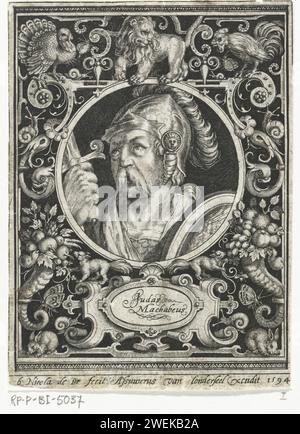Portrait de Judas de Makkabeër en médaillon dans un cadre rectangulaire avec ornements, Nicolaes de Bruyn, 1594 impression Portrait de Judas de Makkabeër avec casque, épée et moustache en médaillon dans un cadre rectangulaire avec divers animaux tels qu'un lion, une dinde et un coq comme ornements avec des cornes d'abondance. Gravure sur papier Judas Maccabeus (pas dans le contexte biblique). Judas Maccabée (une des neuf valeurs) Banque D'Images