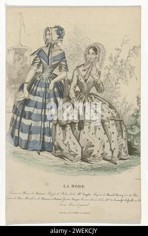 Mode, 25 juin 1844 : plumes et fleurs (...), 1844 deux femmes dans un jardin, une fontaine en arrière-plan. Gauche : Robe à manches courtes, corps pointu et jupe large avec motif à rayures bleues. Accessoires : chapeau Laifel avec des rubans à noeud rayé et décoré de fleurs, gants courts, mouchoir, bracelet. Droite : Robe à manches longues et jupe large avec motif à pois verts. Col écharpe, poignets et jupe ornés de volants. Poffing submergé. Accessoires : chapeau d'auvent avec ressorts suspendus et rubans d'arc, lorgnet, gants, parasol. Sous la performance quelques lignes de texte publicitaire pour d Banque D'Images