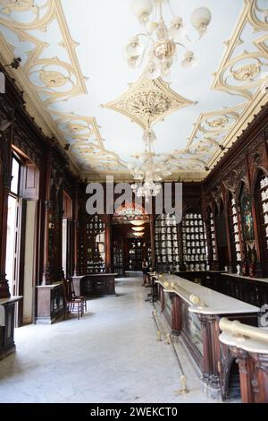 Pharmacie la Reunión est une pharmacie du 19e siècle dans la vieille Havane, Cuba. Banque D'Images