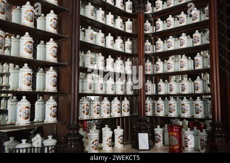 Pharmacie la Reunión est une pharmacie du 19e siècle dans la vieille Havane, Cuba. Banque D'Images