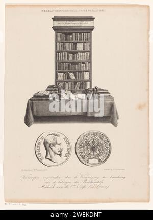 Livres exposés à l'exposition universelle de 1855 à Paris, 1855 imprimer Une table avec des livres, partiellement ouverte, pour une bibliothèque avec des livres. En dessous de cela une médaille avec Napoléon III de France sur le devant sur le devant et sur le dos son arme entourée par les armes des pays qui ont participé à l'exposition universelle. foire mondiale de papier, exposition mondiale. étagères. livre Banque D'Images