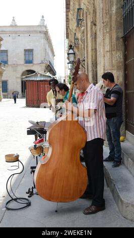 Des musiciens de rue à La Havane, Cuba. Banque D'Images