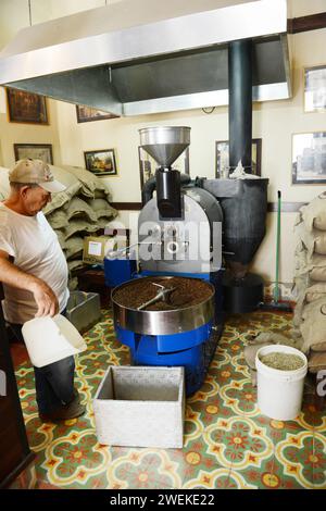 Torréfaction des grains de café au café O'Reilly dans la vieille Havane, Cuba. Banque D'Images