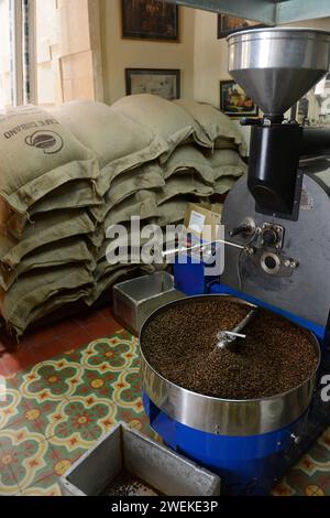Torréfaction des grains de café au café O'Reilly dans la vieille Havane, Cuba. Banque D'Images