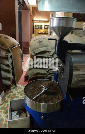 Torréfaction des grains de café au café O'Reilly dans la vieille Havane, Cuba. Banque D'Images