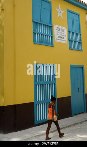 Une femme cubaine marchant devant le Musée du lieu de naissance José Martí à la Havane, Cuba. Banque D'Images