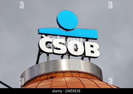 Liberec, République tchèque - 20 janvier 2014 : logo de la banque ČSOB sur un bâtiment. Logo de la banque ČSOB sur un bâtiment. Banque D'Images