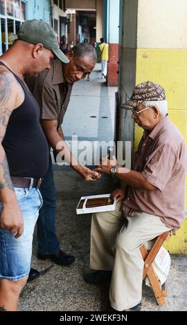 Un homme vendant des cigares cubains dans une rue principale de la Havane, Cuba. Banque D'Images