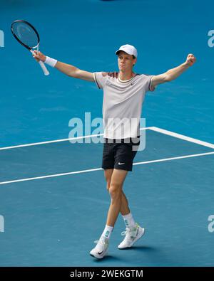 Melbourne, Australie. 26e. Janvier 2024. Le joueur de tennis italien Jannik Sinner célèbre sa victoire lors de l'Open d'Australie à Melbourne Park le vendredi 26 janvier 2024. © Juergen Hasenkopf / Alamy Live News Banque D'Images