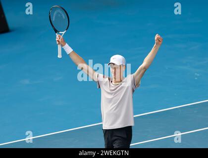 Melbourne, Australie. 26e. Janvier 2024. Le joueur de tennis italien Jannik Sinner célèbre sa victoire lors de l'Open d'Australie à Melbourne Park le vendredi 26 janvier 2024. © Juergen Hasenkopf / Alamy Live News Banque D'Images