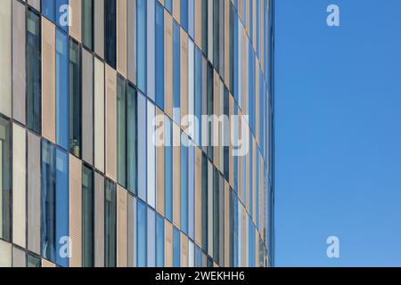 Gros plan de la façade et des panneaux de la tour résidentielle Blade à Manchester, au Royaume-Uni. Prise un jour ensoleillé et bleu ciel. Banque D'Images