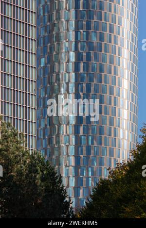 Gros plan sur les façades des tours résidentielles Blade et Three60 avec des arbres au premier plan. Prise par une journée ensoleillée à Manchester, Royaume-Uni Banque D'Images