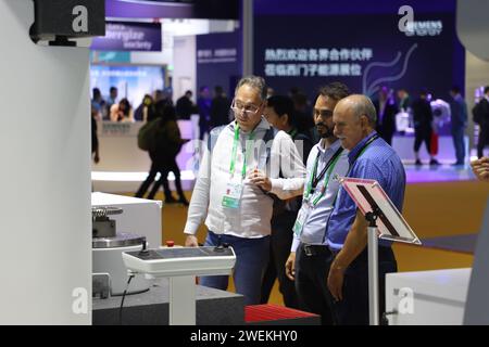 SHANGHAI, CHINE - 8 NOVEMBRE 2023 - les visiteurs découvrent le plaisir de l'interaction homme-ordinateur dans la zone d'expérience de l'intelligence artificielle du S. Banque D'Images