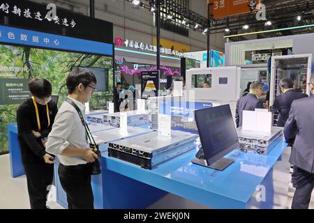 SHANGHAI, CHINE - 8 NOVEMBRE 2023 - les visiteurs découvrent le plaisir de l'interaction homme-ordinateur dans la zone d'expérience de l'intelligence artificielle du S. Banque D'Images