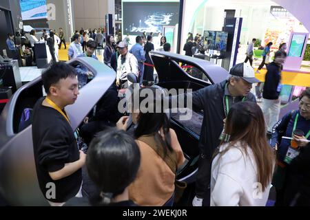 SHANGHAI, CHINE - 8 NOVEMBRE 2023 - les visiteurs découvrent le plaisir de l'interaction homme-ordinateur dans la zone d'expérience de l'intelligence artificielle du S. Banque D'Images