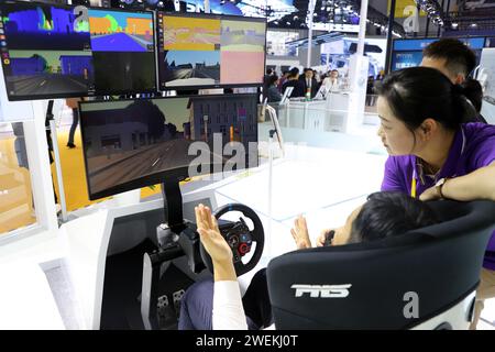 SHANGHAI, CHINE - 8 NOVEMBRE 2023 - les visiteurs découvrent le plaisir de l'interaction homme-ordinateur dans la zone d'expérience de l'intelligence artificielle du S. Banque D'Images