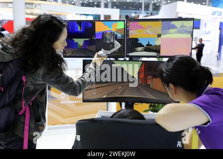 SHANGHAI, CHINE - 8 NOVEMBRE 2023 - les visiteurs découvrent le plaisir de l'interaction homme-ordinateur dans la zone d'expérience de l'intelligence artificielle du S. Banque D'Images