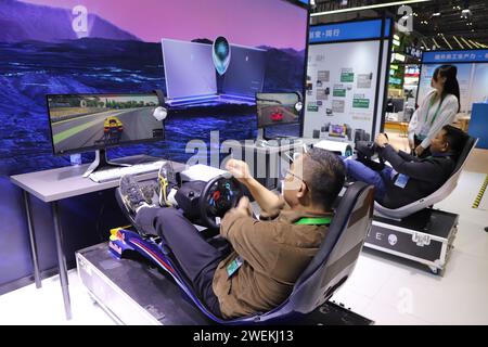 SHANGHAI, CHINE - 8 NOVEMBRE 2023 - les visiteurs découvrent le plaisir de l'interaction homme-ordinateur dans la zone d'expérience de l'intelligence artificielle du S. Banque D'Images