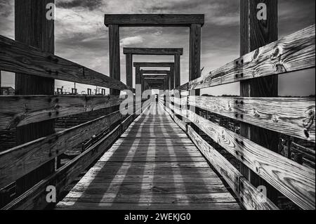 Passerelle en bois menant aux parcs à bétail aux parcs à bestiaux historiques de fort Worth Stockyards. Banque D'Images