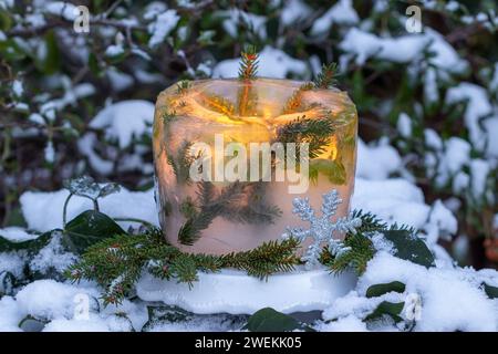 lanterne de glace avec des fleurs de helleborus niger et des branches de sapin dans le jardin d'hiver Banque D'Images