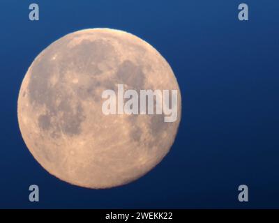 Sheerness, Kent, Royaume-Uni. 26 janvier 2024. Météo Royaume-Uni : la superbe pleine lune de loup de janvier se couchant dans un ciel dégagé au-dessus de Sheerness dans le Kent ce matin. Crédit : James Bell/Alamy Live News Banque D'Images