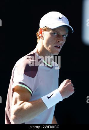 Melbourne, Australie. 26 janvier 2024. Jannik Sinner, d'Italie, célèbre sa demi-finale masculine en simple contre Novak Djokovic, de Serbie, au tournoi de tennis Open d'Australie à Melbourne, en Australie, le 26 janvier 2024. Crédit : CHU Chen/Xinhua/Alamy Live News Banque D'Images