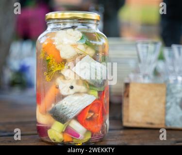Saler les légumes dans des bocaux en verre pour un stockage à long terme. Variété fermentée légumes colorés et poissons dans un bocal en verre. Mise au point sélective. Banque D'Images