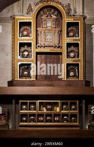 Retable reliquaire avec des soldats de la Légion thébaine et onze mille vierges de la suite de Saint Úrsula, reliques de Martioda, chapelle du Th Banque D'Images