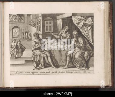 Ester accuse Haman pendant le repas, 1579 imprimer le roi Ahasveros et son fonctionnaire Haman sont assis à la table à Ester. Ester accuse Haman du meurtre planifié du peuple juif. En arrière-plan, vous pouvez voir comment Haman s'agenouille alors au lit de la reine Ester et supplie sa vie. Le roi Ahasveros court dans les escaliers et accusera Haman d'agression. Sur la gauche, vous pouvez voir comment Haman est accroché. Sous le spectacle une référence en latin au texte de la Bible en est. 7. L'impression fait partie d'un album. Gravure sur papier Esther accuse Haman. Comme Haman est agenouillé aux pieds d'Esther ou est prostré sur son canapé Kin Banque D'Images