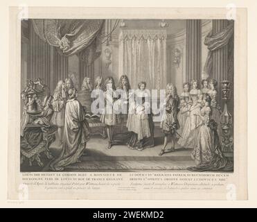 Lodewijk XIV accorde le titre de chevalier du Saint-Esprit à son petit-fils, 1710, Nicolas de Larmessin (IV), d'après Jean Antoine Watteau, 1729 estampe Lodewijk XIV accorde le titre de chevalier du Saint-Esprit à son petit-fils Louis (futur roi Louis XV), fils de Louis de France, Dauphin van France et duc de Bourgogne, 1710. L'enfant est détenu par sa mère, Maria Adelheid de Savoie. Le titre de chevalier était traditionnellement attribué aux enfants du roi, immédiatement après leur naissance. gravure de papier doublant un chevalier avec cérémonie complète Banque D'Images