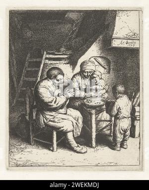 Famille assise à une table pour un repas, Adriaen van Ostade, 1653 imprimer Un père et une mère avec deux enfants sont assis à une petite table, les mains pliées pour prier. Il y a une grande casserole avec de la nourriture sur la table. La famille est proche d'une cheminée dans un départ sobrement meublé. gravure de papier prière à table, disant la grâce. la vie de famille Banque D'Images