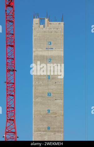 Image de la tour centrale en béton et du mât de la grue à tour lors de la construction d'un développement résidentiel Victoria à Manchester, au Royaume-Uni Banque D'Images