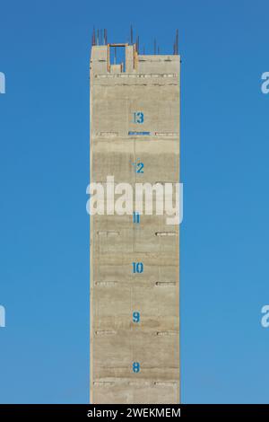 Image de la tour centrale en béton et des barres d'armature pendant la construction d'un immeuble résidentiel Victoria à Manchester, au Royaume-Uni Banque D'Images