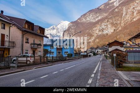 Maisons dans le village historique de Timau dans la province d'Udine, Frioul-Vénétie Julienne, Italie du Nord-est. Fait partie de la municipalité de Paluzza Banque D'Images