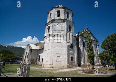 Ruines d'Oslob ( Museo Oslob ) ou église paroissiale à Oslob, Cebu aux Philippines. C'est un formidable édifice construit en corail. Commencé à la fin des années 1800 Banque D'Images