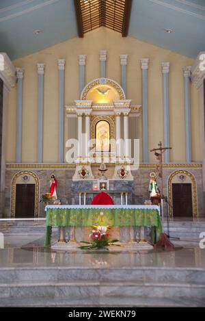 Statue de la Vierge Marie sur l'autel aux ruines d'Oslob (Museo Oslob) ou église paroissiale à Oslob, Cebu aux Philippines. Banque D'Images