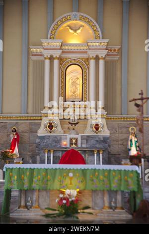 Statue de la Vierge Marie sur l'autel aux ruines d'Oslob (Museo Oslob) ou église paroissiale à Oslob, Cebu aux Philippines. Banque D'Images