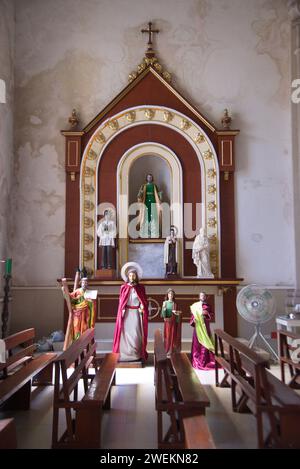 Statue de Jésus sur l'autel aux ruines d'Oslob ( Museo Oslob ) ou église paroissiale à Oslob, Cebu aux Philippines. C'est un formidable édifice construit en corail. Banque D'Images