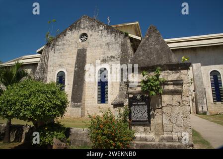 Ruines d'Oslob ( Museo Oslob ) ou église paroissiale à Oslob, Cebu aux Philippines. C'est un formidable édifice construit en corail. Commencé à la fin des années 1800 Banque D'Images