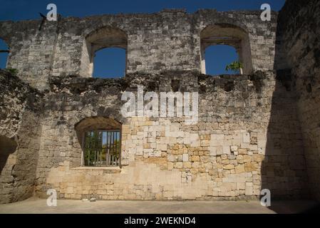 Ruines d'Oslob ( Museo Oslob ) ou église paroissiale à Oslob, Cebu aux Philippines. C'est un formidable édifice construit en corail. Commencé à la fin des années 1800 Banque D'Images