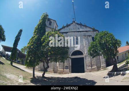 Ruines d'Oslob ( Museo Oslob ) ou église paroissiale à Oslob, Cebu aux Philippines. C'est un formidable édifice construit en corail. Commencé à la fin des années 1800 Banque D'Images